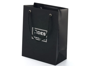 Sacos pretos da mercadoria do papel da cor, sacos de portador de papel reciclados relativos à promoção fornecedor