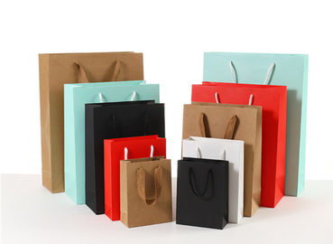 comprar Sacos de portador de papel coloridos bens Matt/manipulação de superfície laminação lustrosa Fabricação em linha