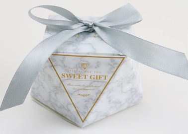 Os doces elegantes novos do favor do casamento encaixotam as cores diferentes do peso 7g disponíveis fornecedor