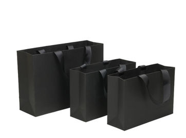 comprar Os sacos de portador de papel macios do preto da borda, presente reciclado ensacam a vária forma disponível Fabricação em linha