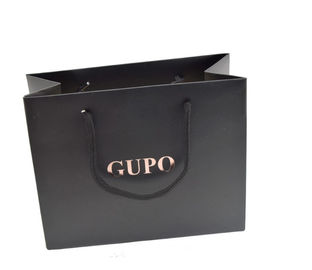 A cor preta personalizou sacos de papel, sacos impressos costume Eco do presente amigável fornecedor