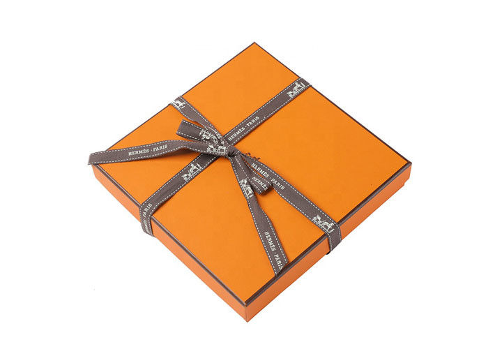 O costume do chocolate imprimiu a cor do amarelo da parte alta das caixas de presente com punho da fita fornecedor